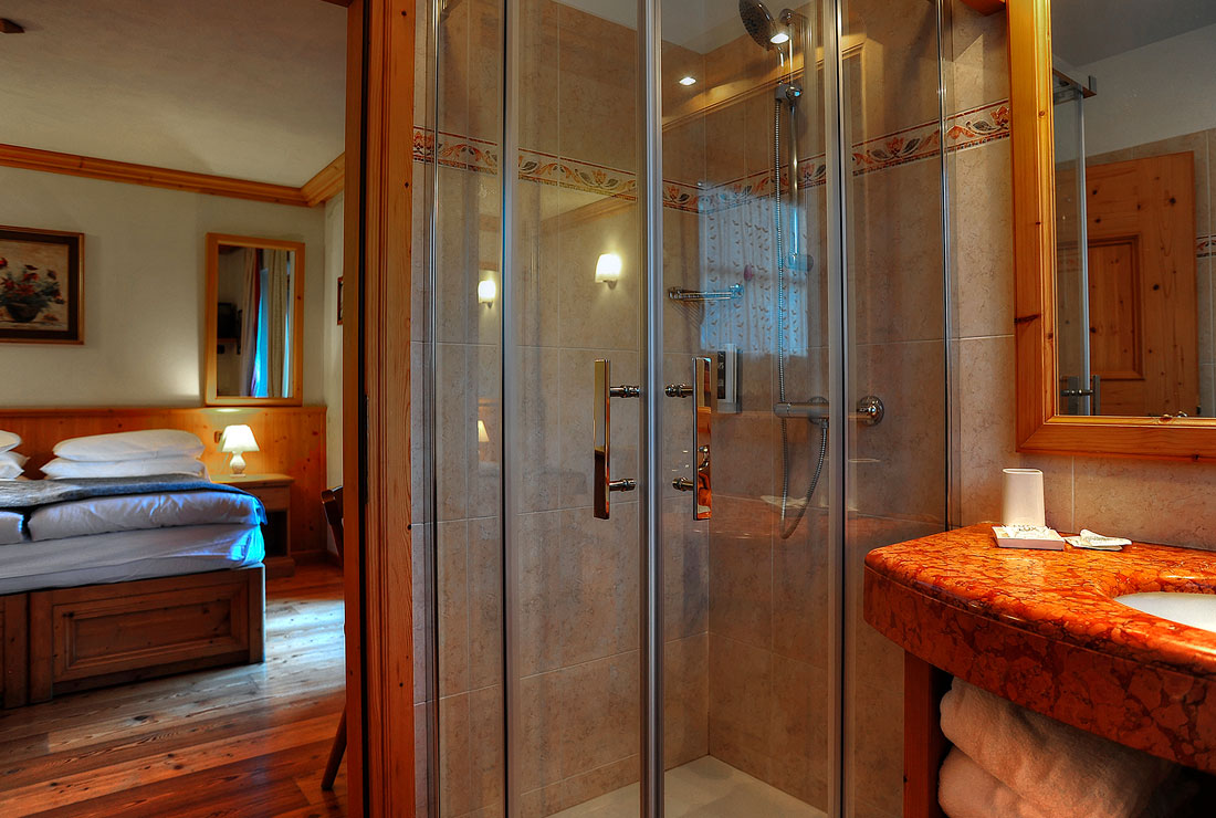 Camera doppia con Balcone ha il bagno privato con doccia o vasca, asciugacapelli e accappatoi