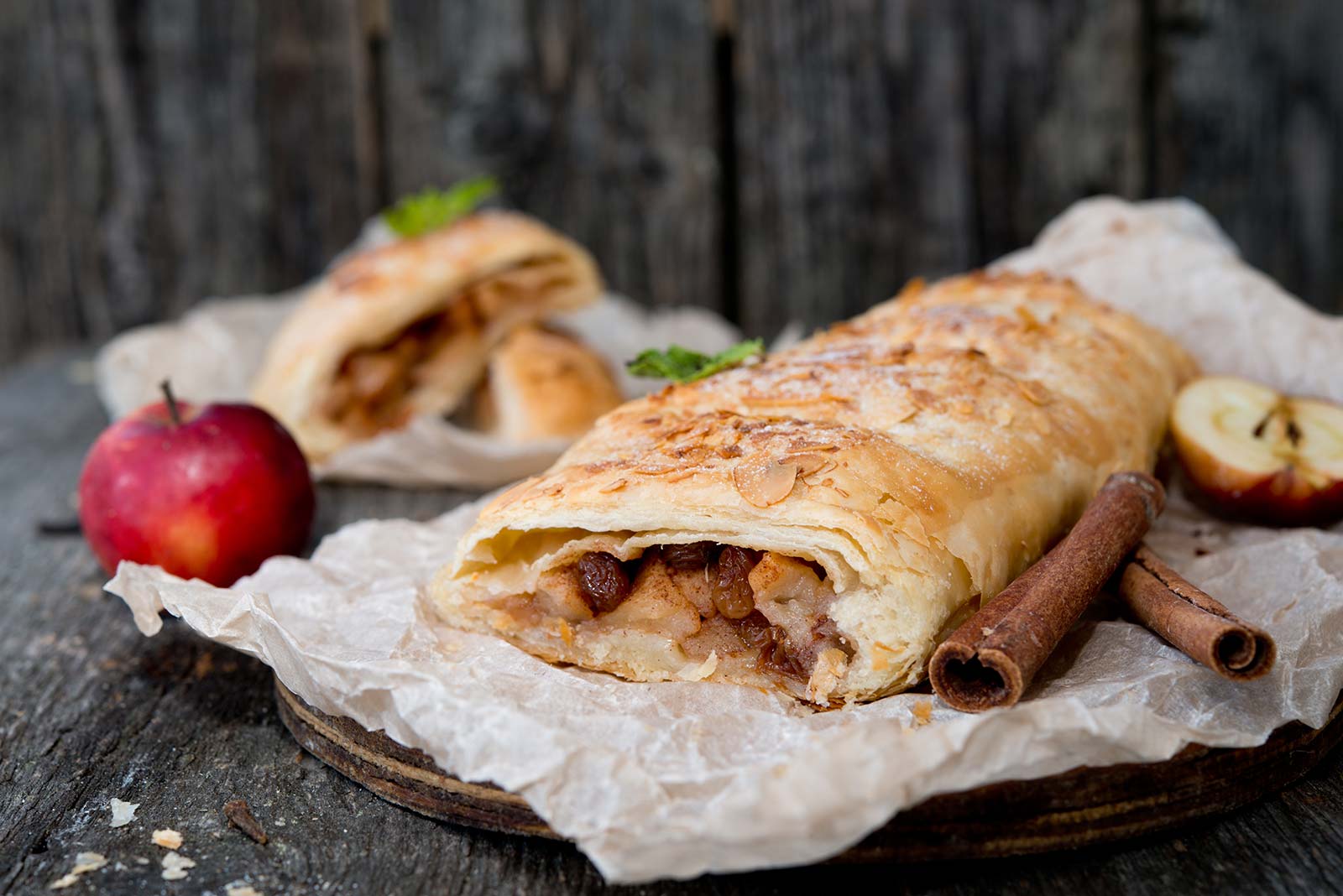 Buffet con prodotti tipici: strudel di mele, miele e formaggi valtellinesi; ed altri prodotti