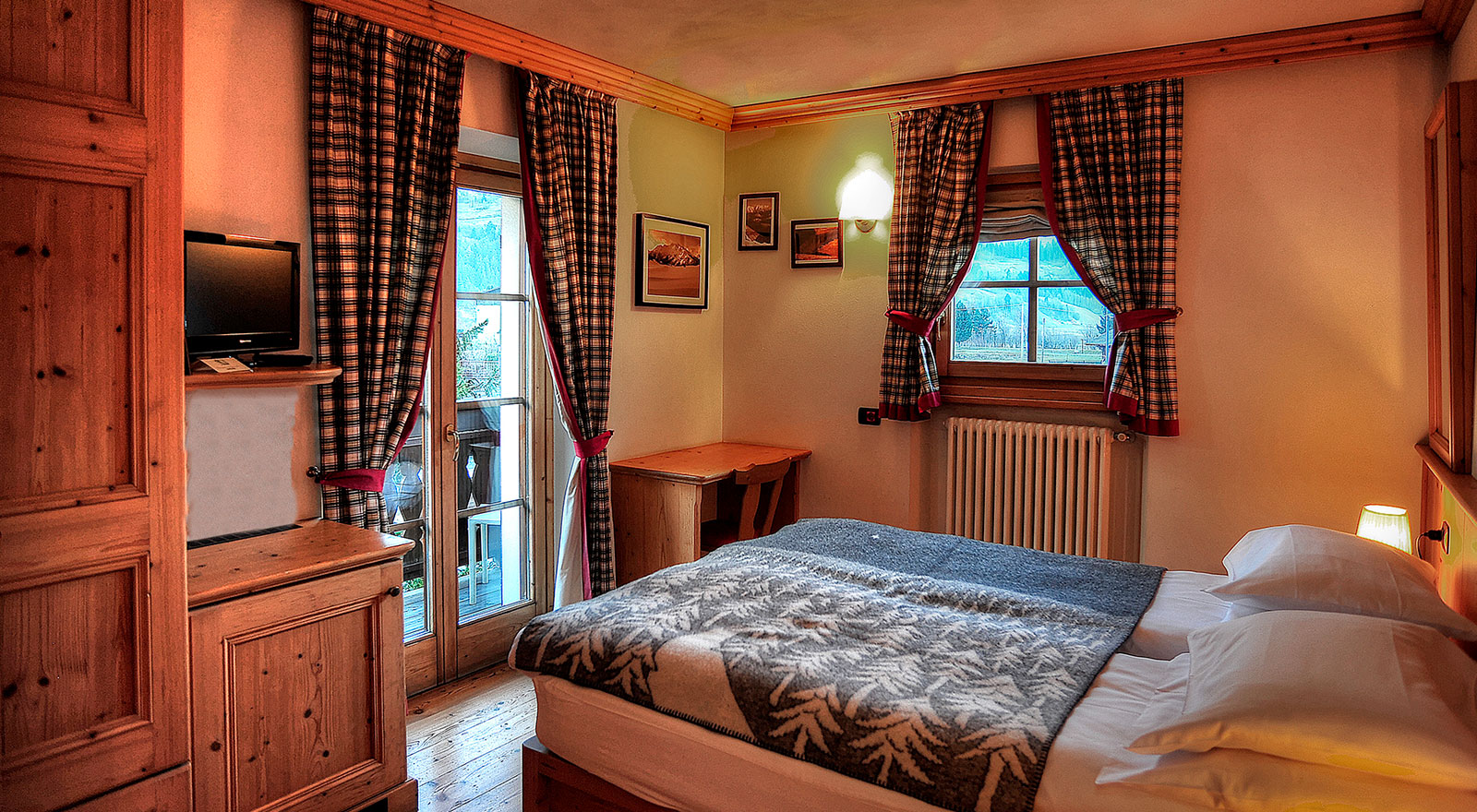 Camera con rivestimenti in legno naturale e Vista panoramica della Valtellina